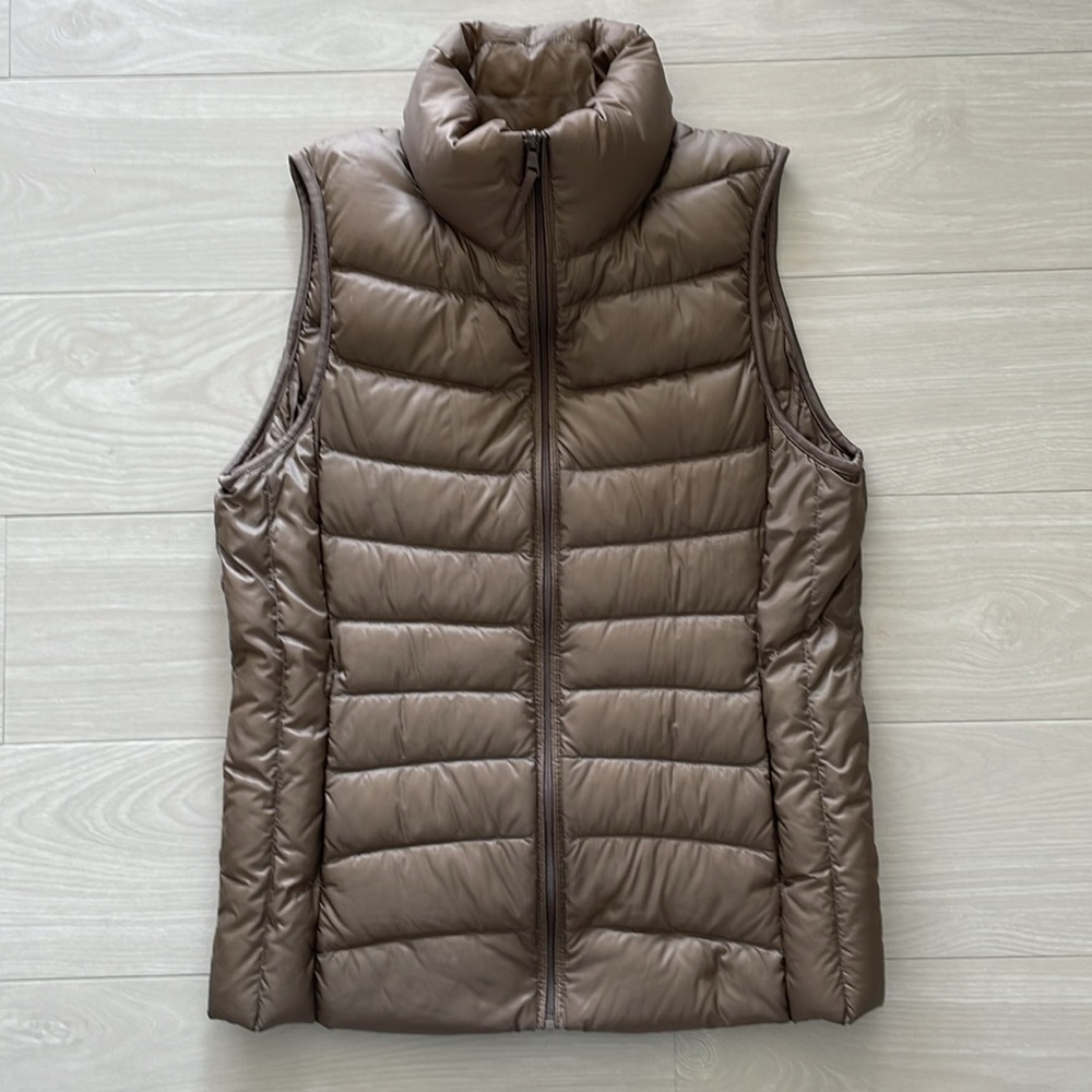 Set/4 Uniqlo Puffer Vests - Picture 6 of 16